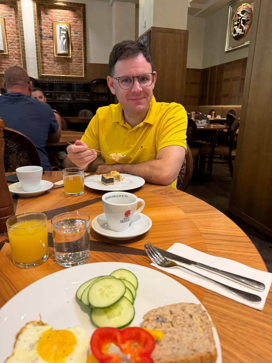 I’m having breakfast at the Grandezza Hotel