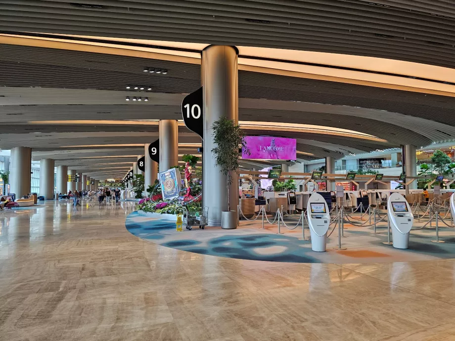 Terminal 2, check-in counters