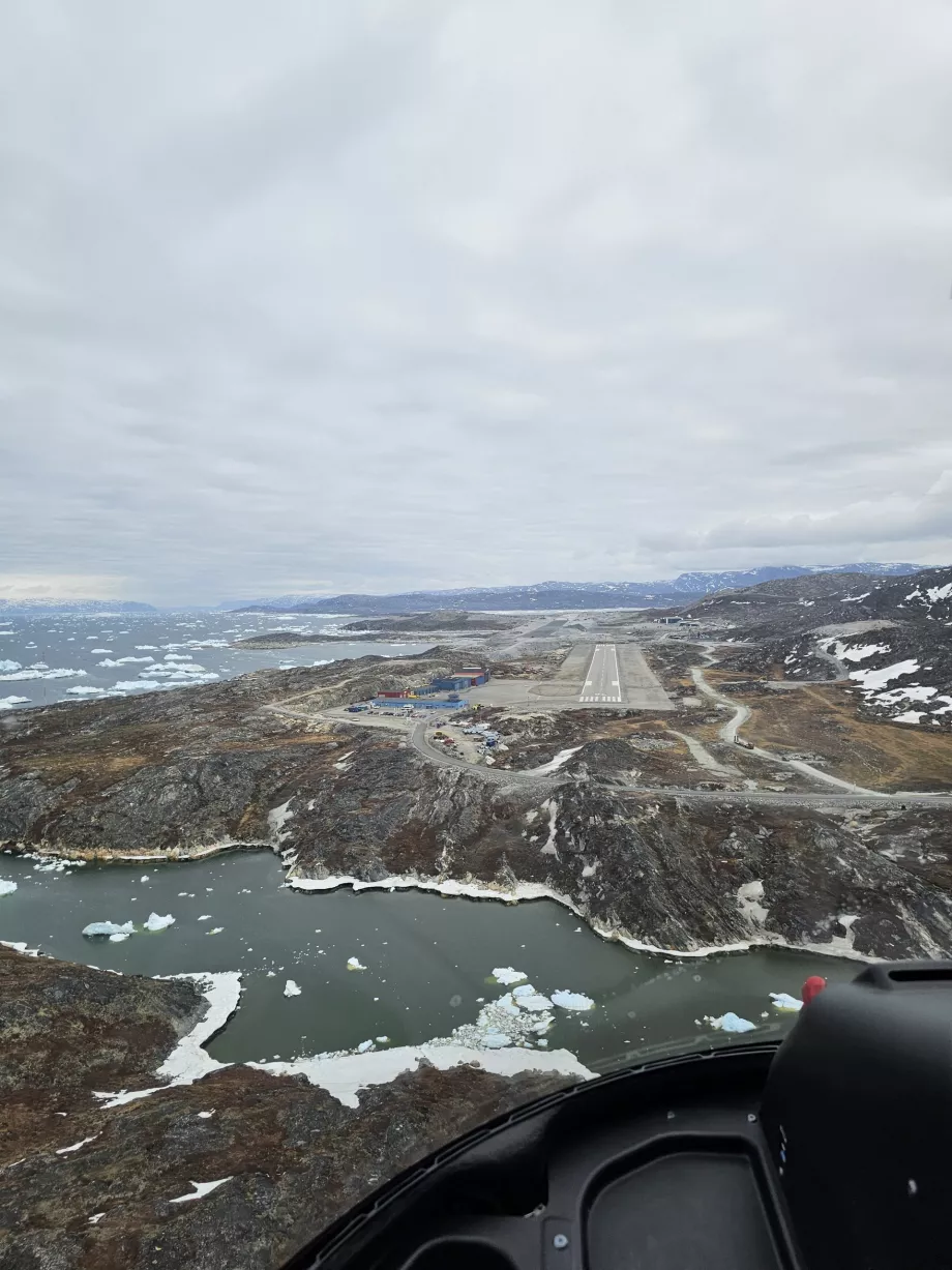 Helicopter landing at Ilulissat airport