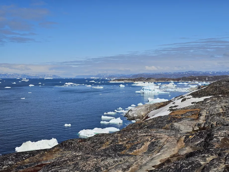 Ice floes near Ilulissat, view from the yellow trail