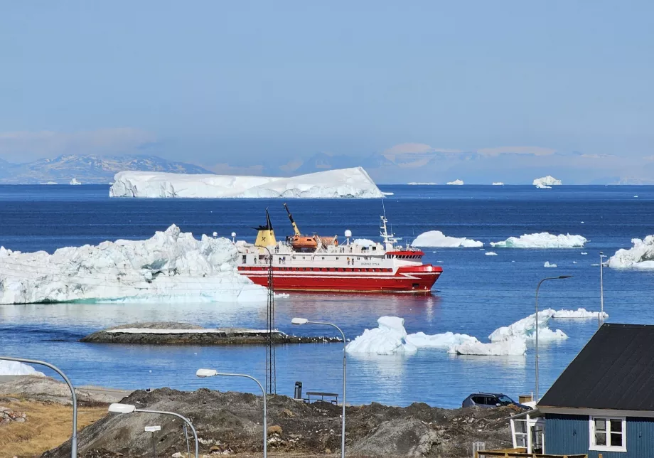 Arrival of the ferry to Ilulissat