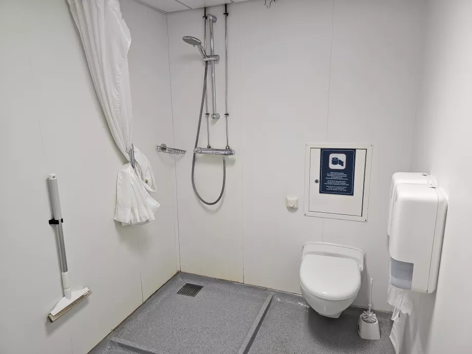 Shared bathroom for couchette