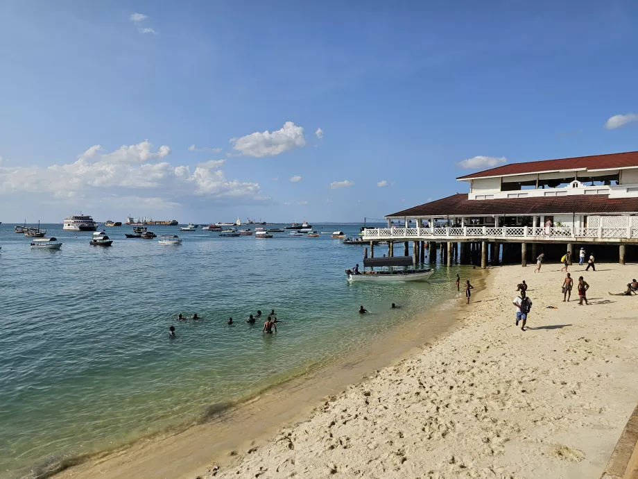 Beach and restaurant at Forodhani promenade