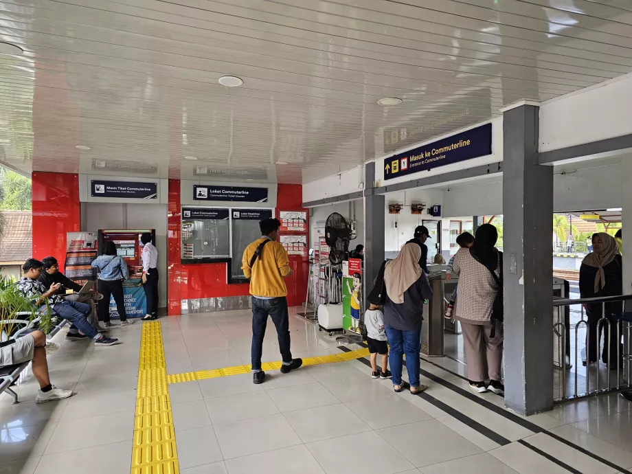 Ticket office and ticket machines at the train station