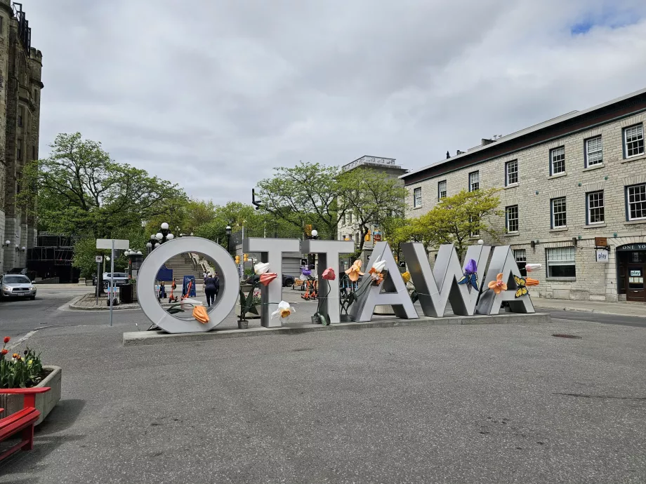 The sign "Ottawa"