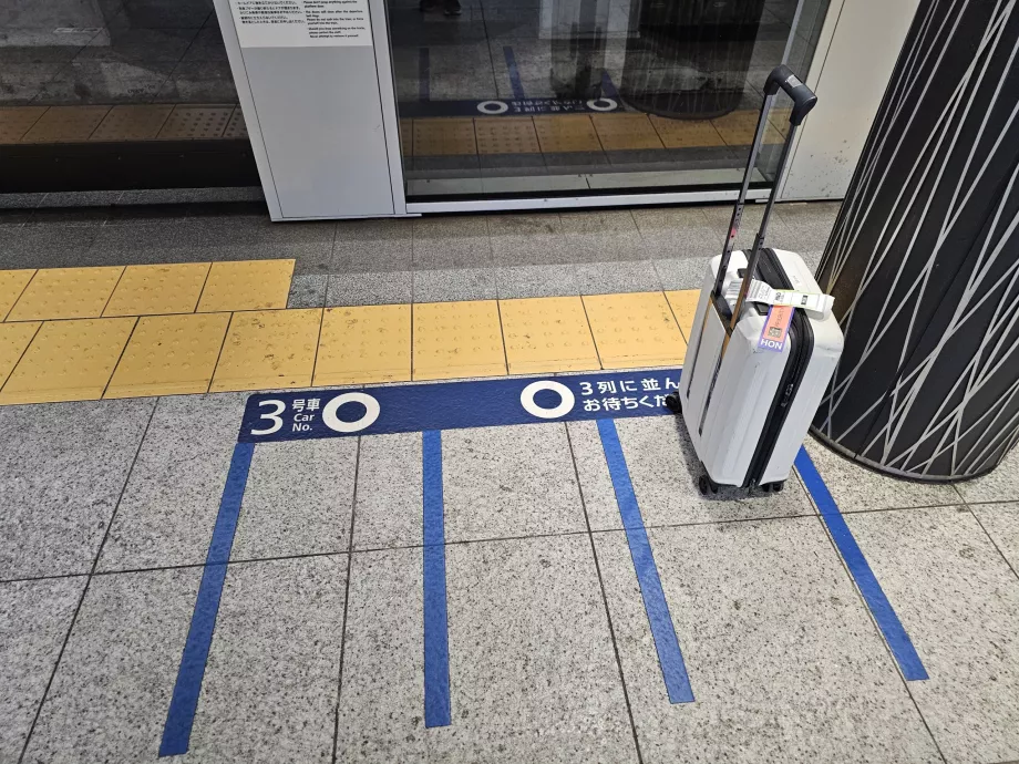 Getting on the metro - queuing signs