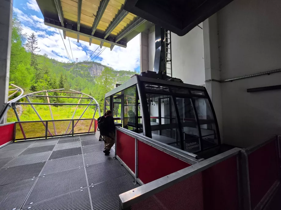 The second section of the cable car to Krippenstein