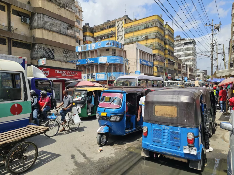 The road to Kariakoo Market