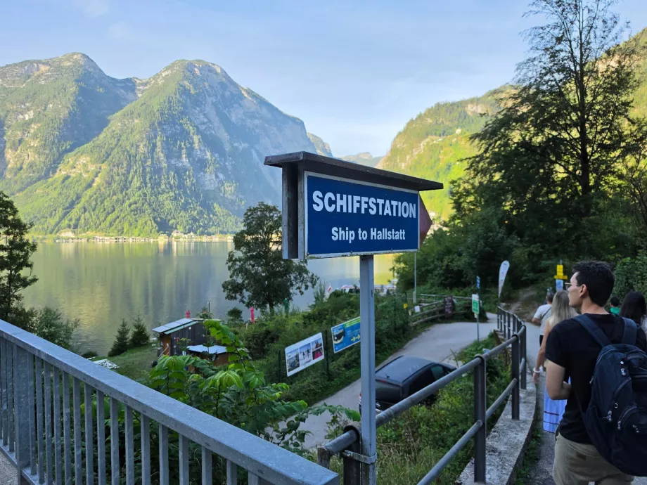 The route from the railway station to the harbour