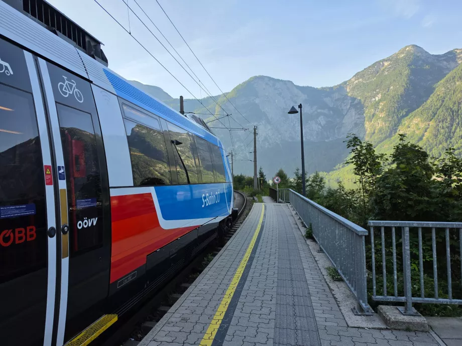 A train at Hallstatt railway station