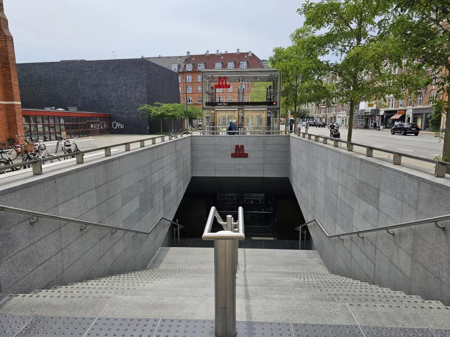 Entrance to the metro and its signs