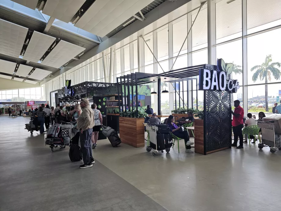 Café, public area, Terminal 3