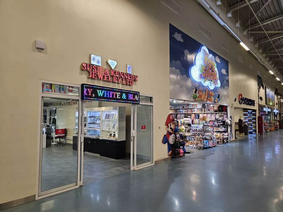 Shops, transit area, Terminal 3