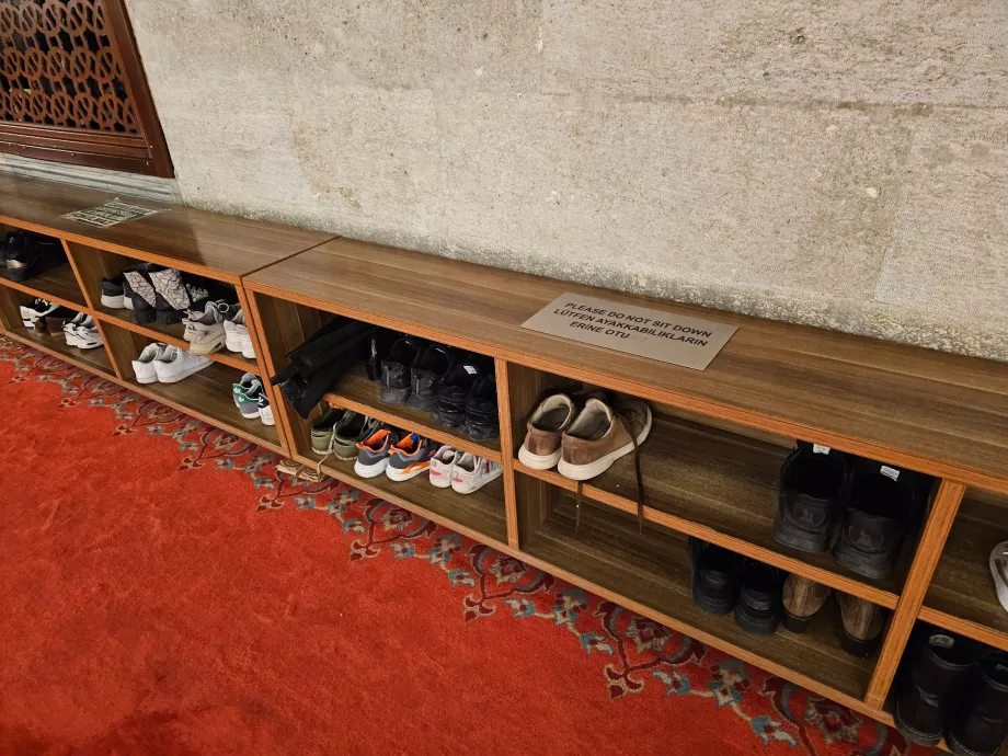 Suleiman Mosque, shoe area