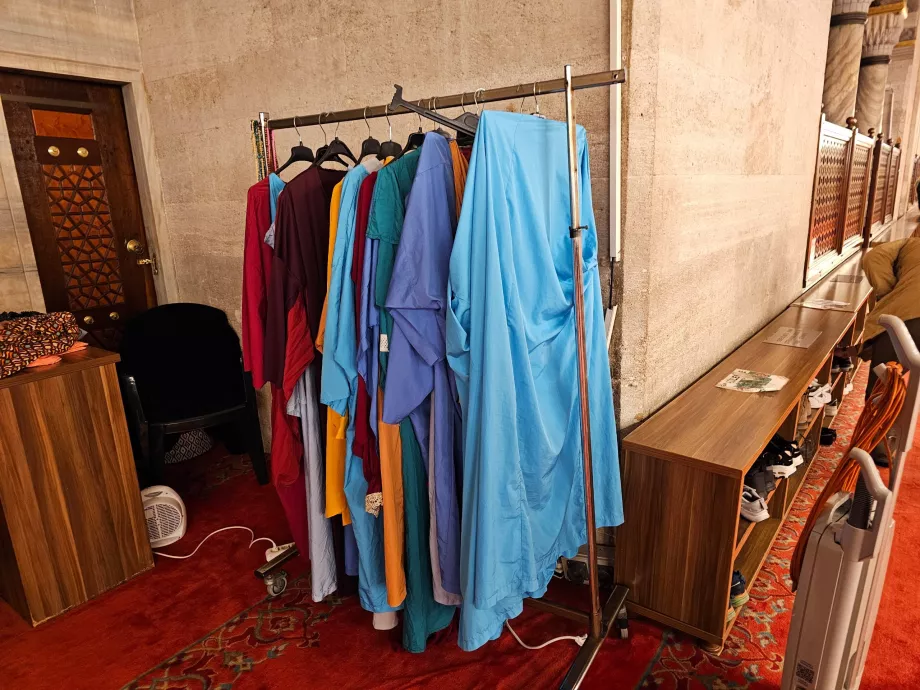 Suleiman Mosque, robe rental