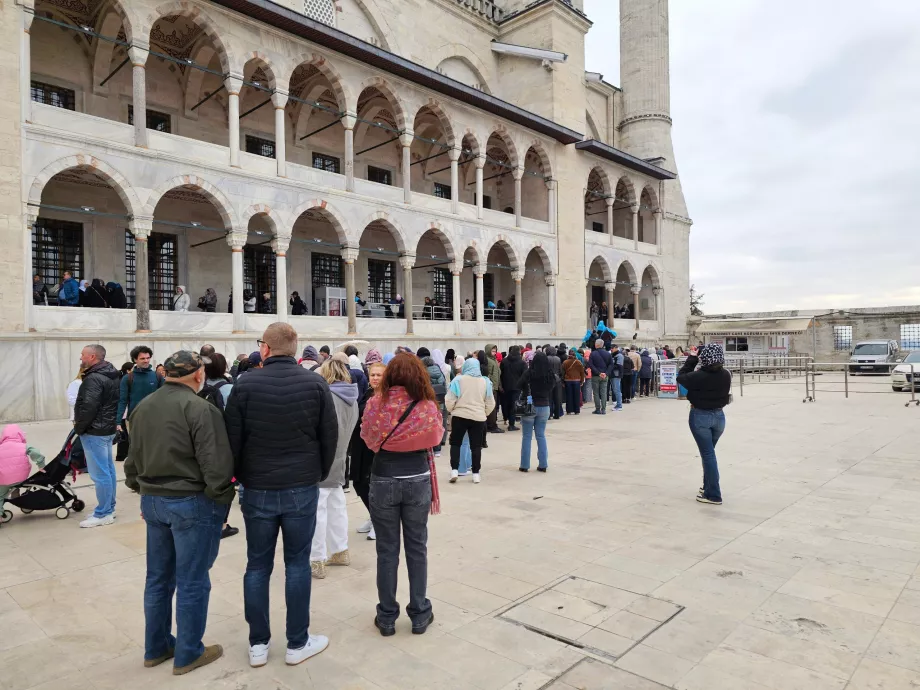 Queue to enter the Blue Mosque