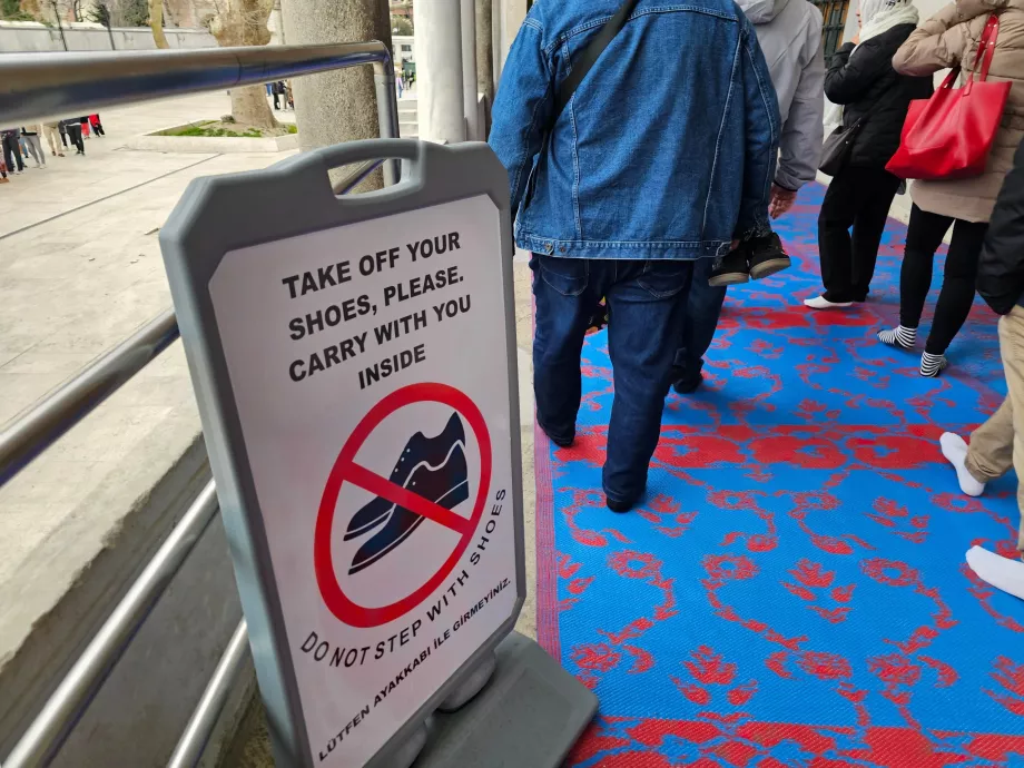 Blue Mosque, information about taking off your shoes