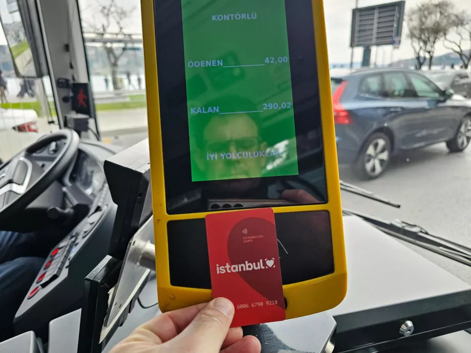 Paying Istanbulkart on the bus