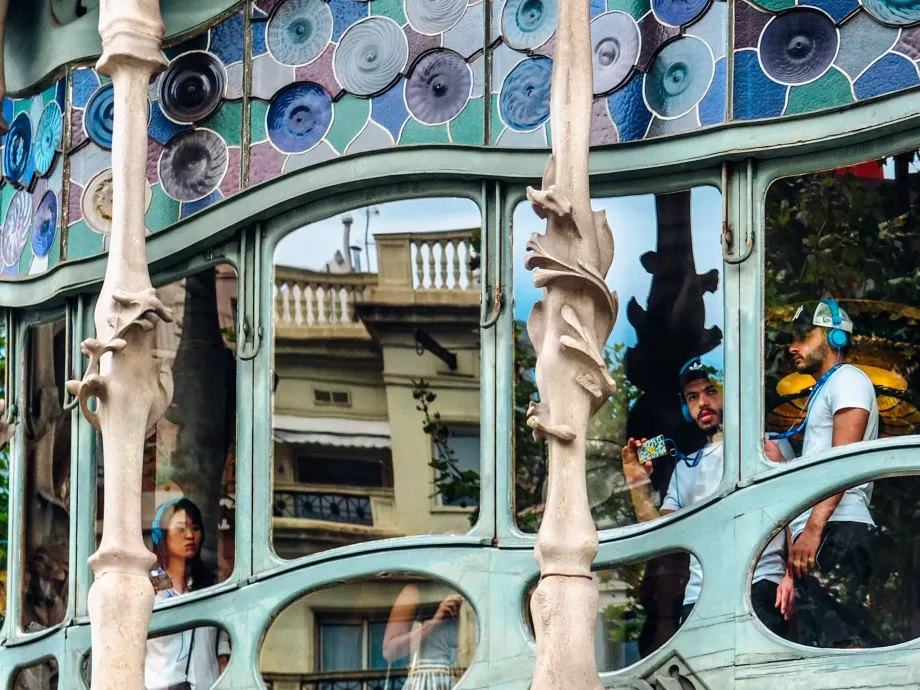 Details of the shinbone-shaped columns