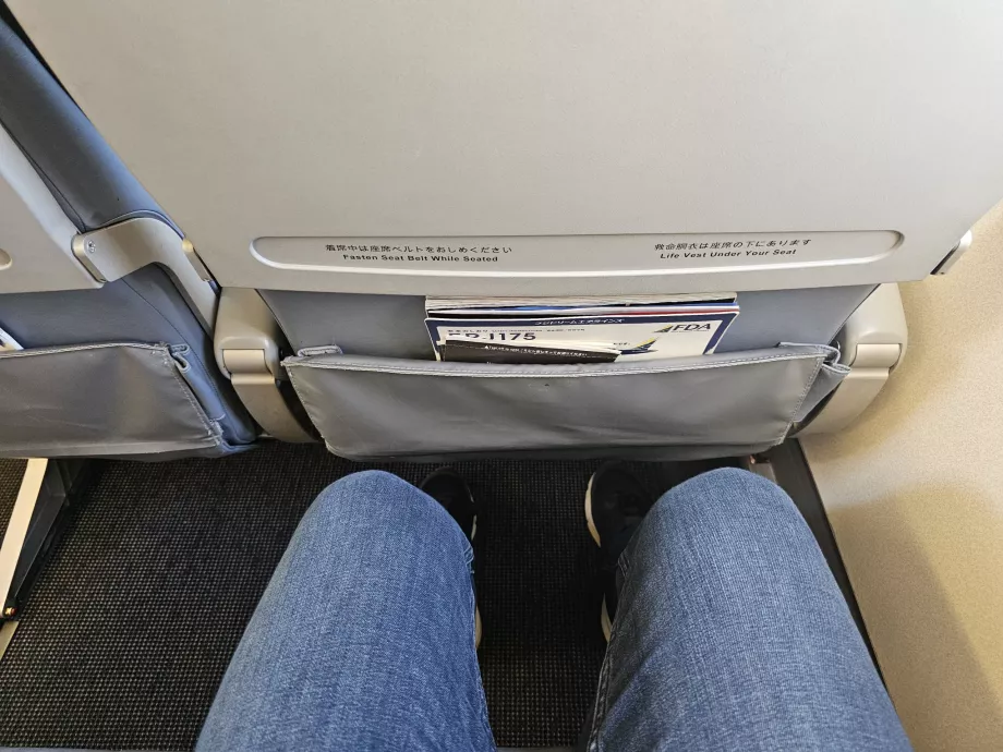 Legroom, Embraer 170, FDA