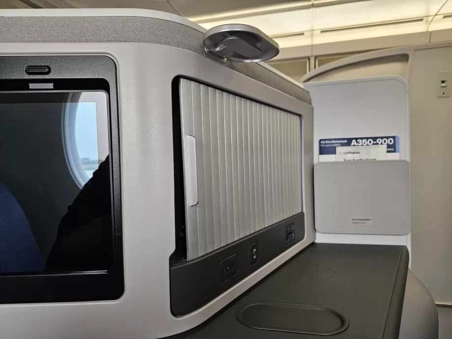 Closing compartment for storing things