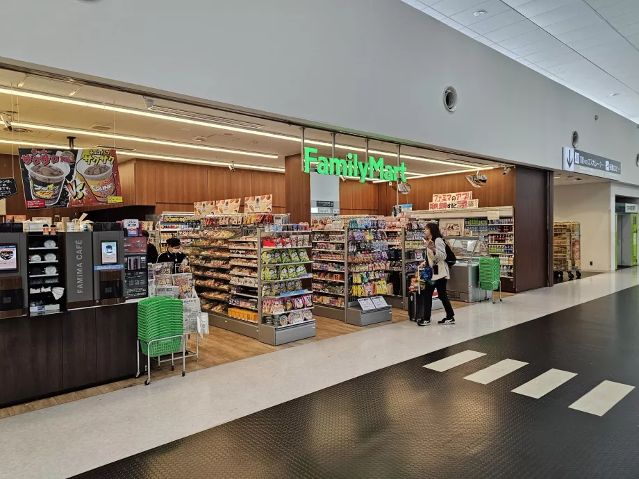 FamilyMart, Terminal 1, public area