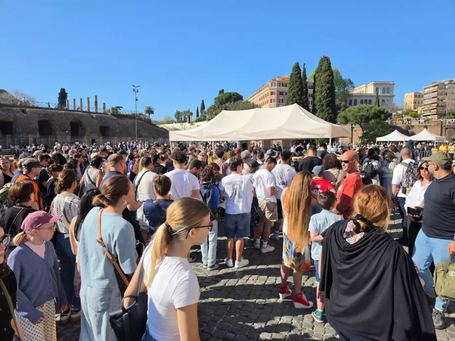 Crowds waiting to enter the Colosseum