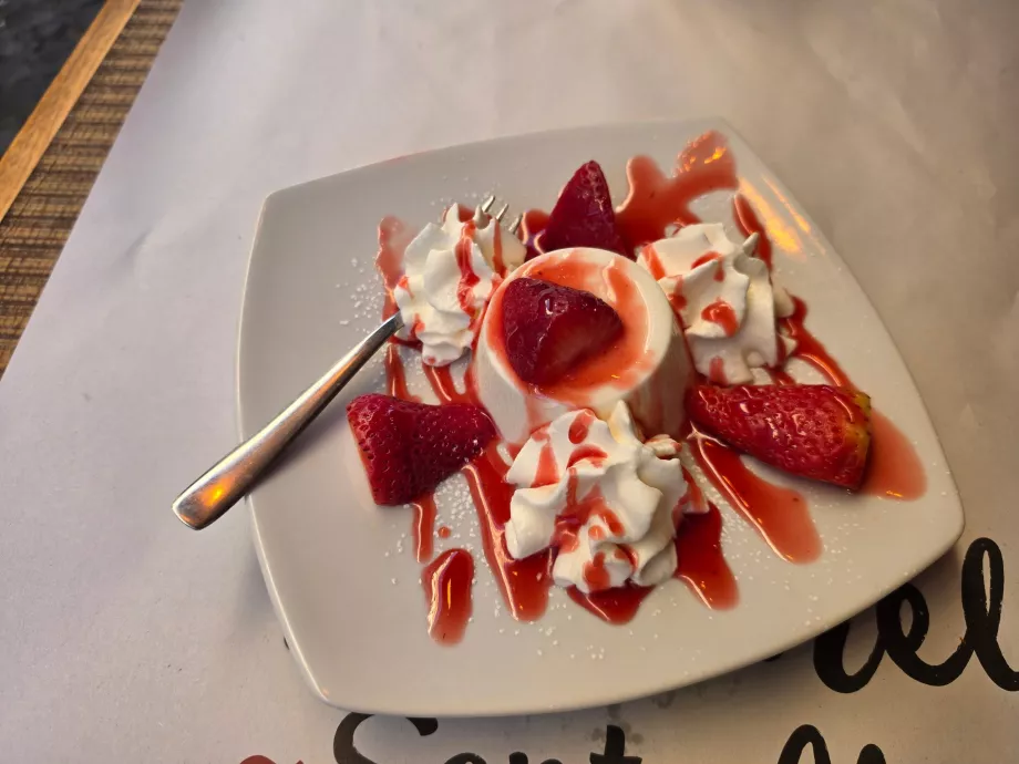 Tonnarello Santa Maria, Panna Cotta with strawberries