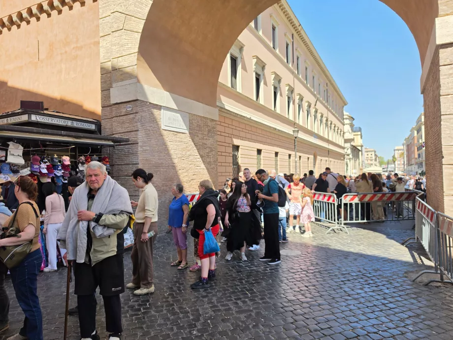 Queue to St. Peter's Basilica (with reservation)