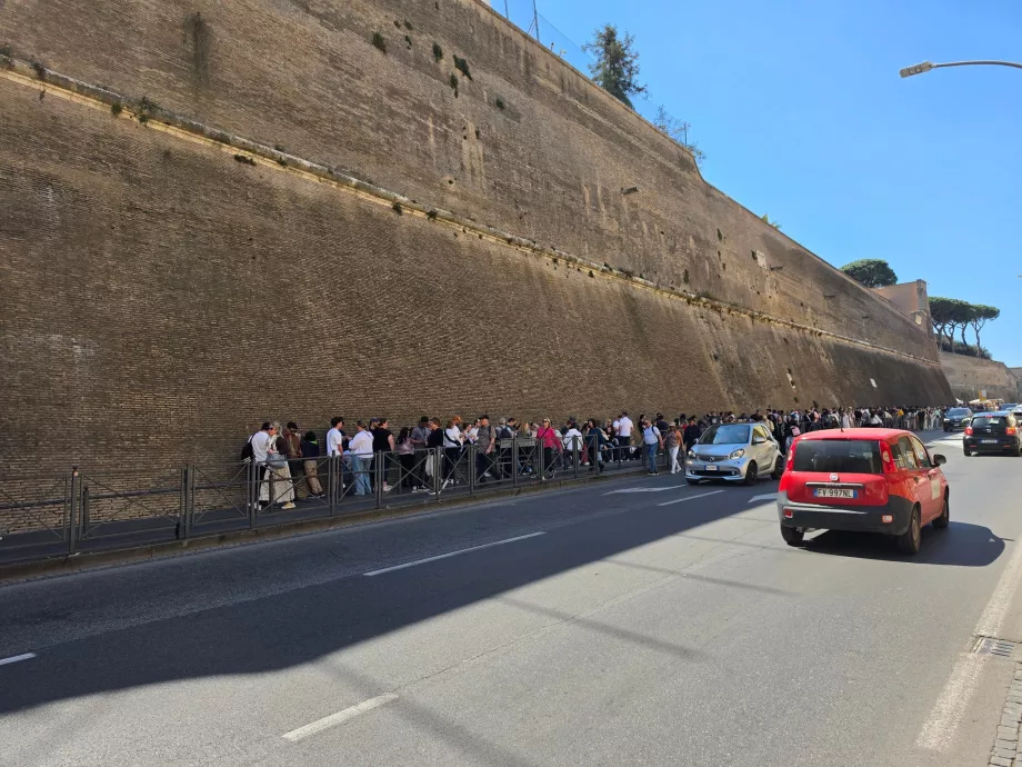 Queue to the Vatican Museums