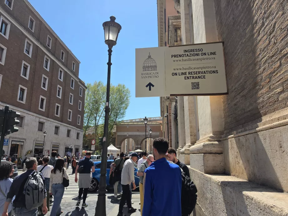 Queue to St. Peter's Basilica (with reservation)