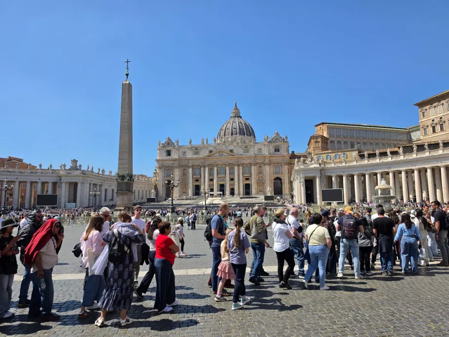 Queue to St. Peter's Basilica (without reservation)