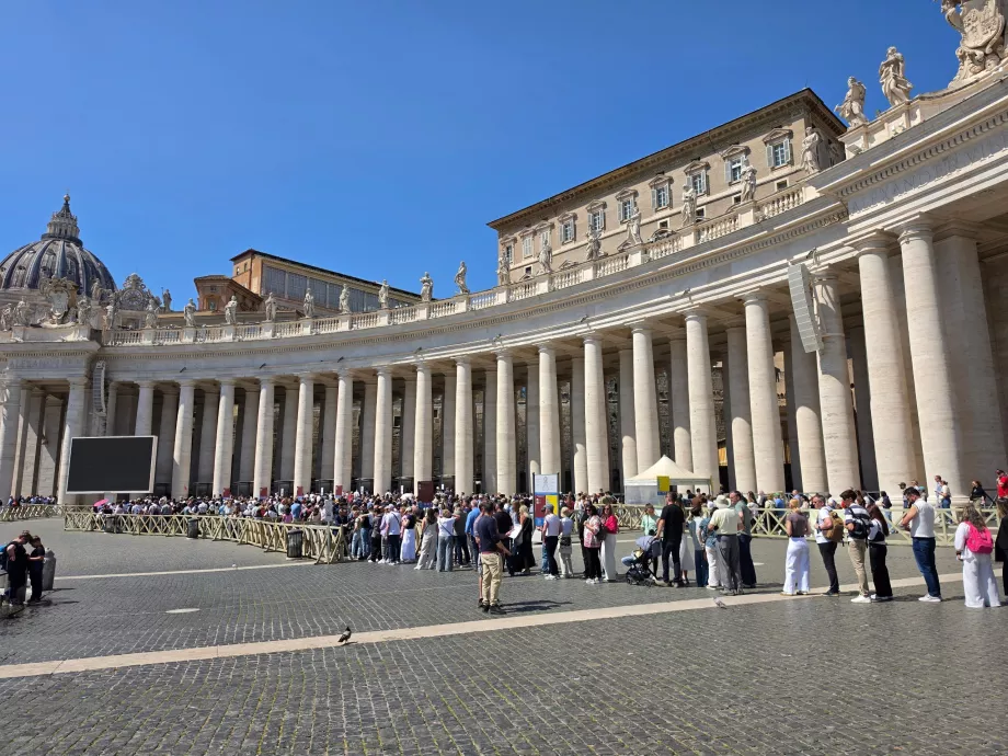 Queue to St. Peter's Basilica (without reservation)