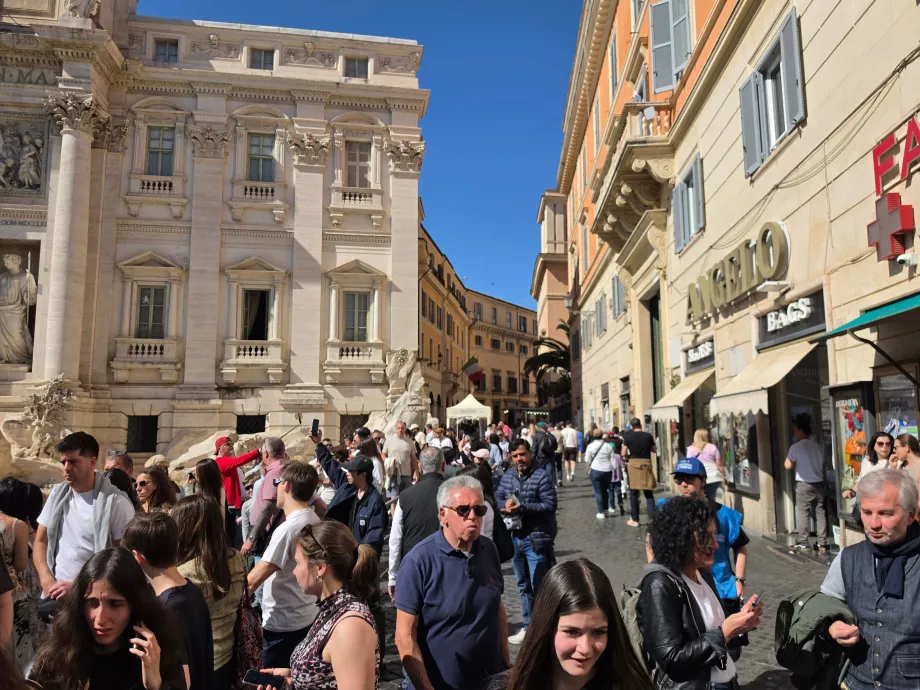 Queue for the paid part of the Trevi Fountain