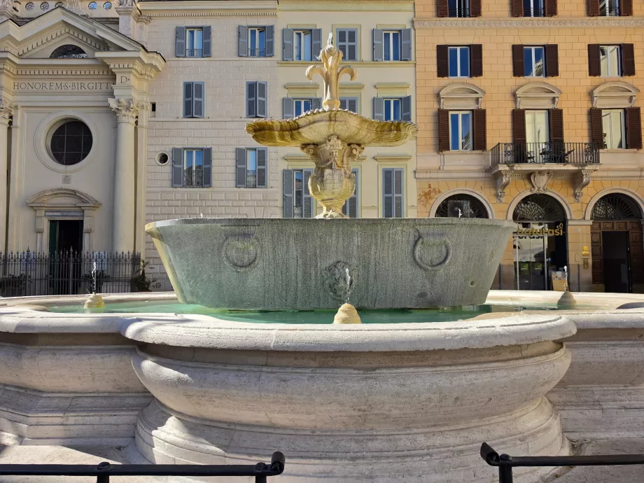 Campo de' Fiori, fountain