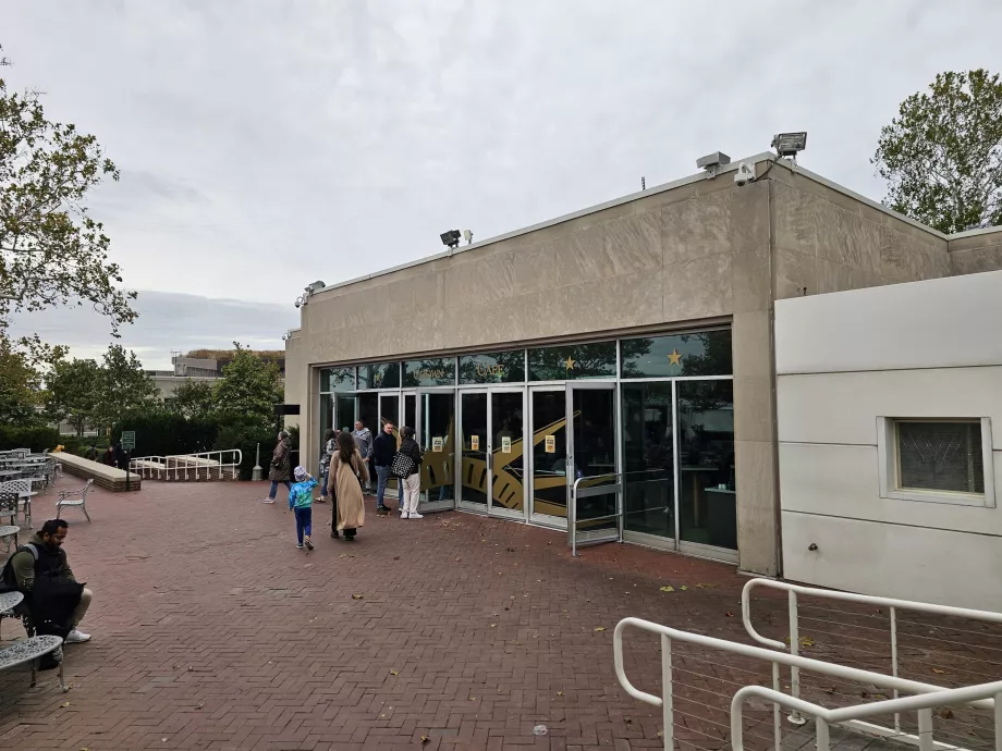 Cafés at the museum and the pier