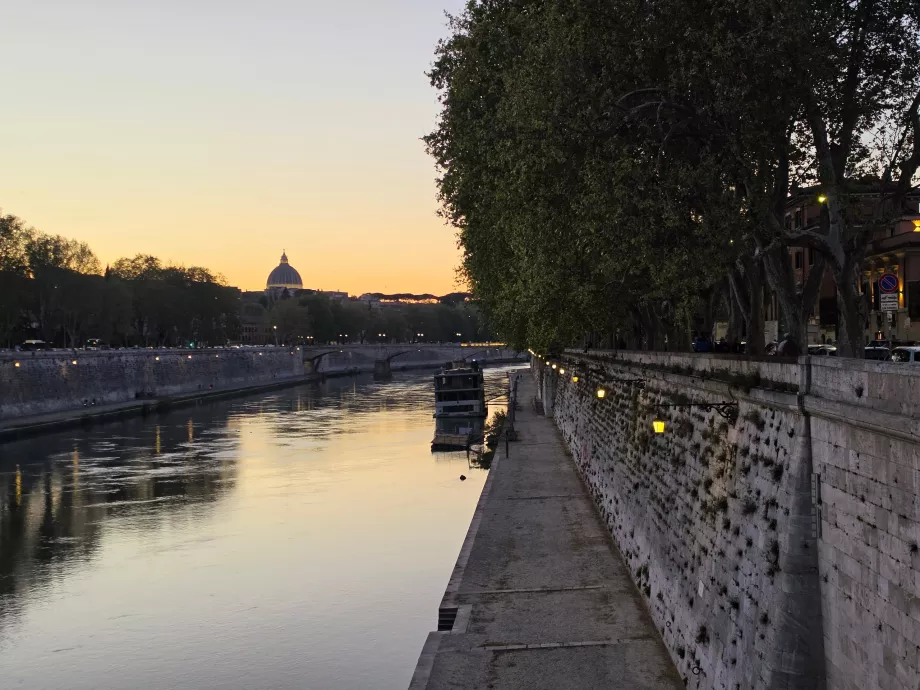 Tiber riverbank in the evening