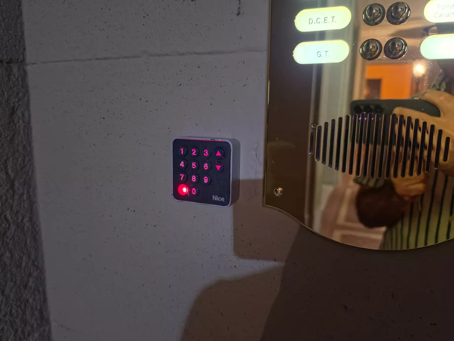 Keypad for entering the entry code