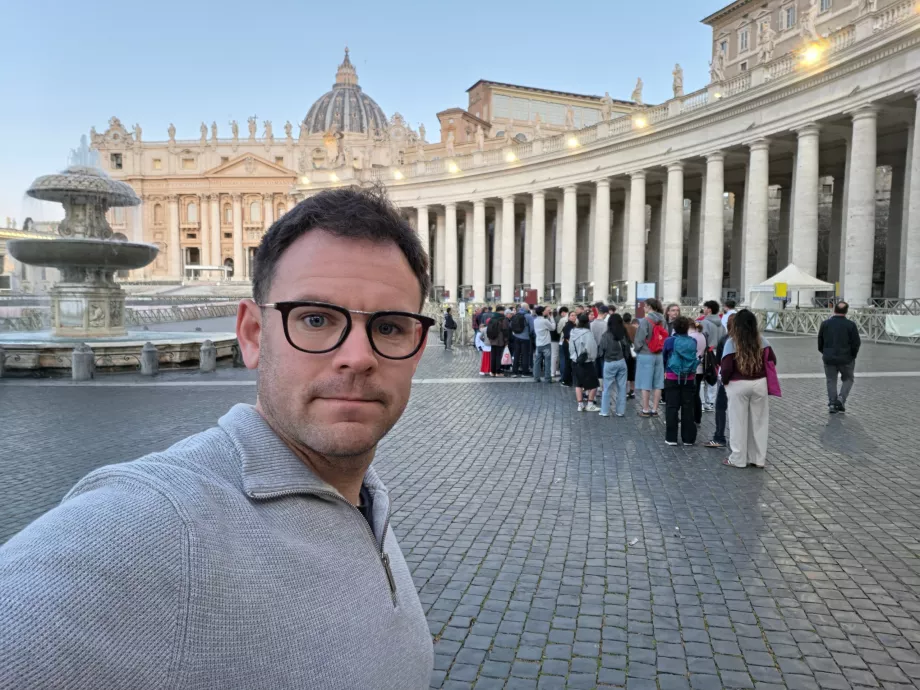 Short queue to St. Peter's Basilica early in the morning