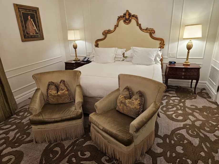 Room - bed and armchairs