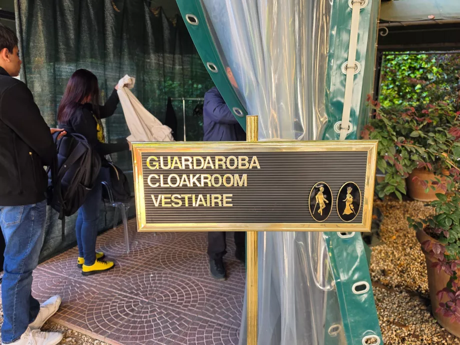 Galleria Colonna, luggage storage