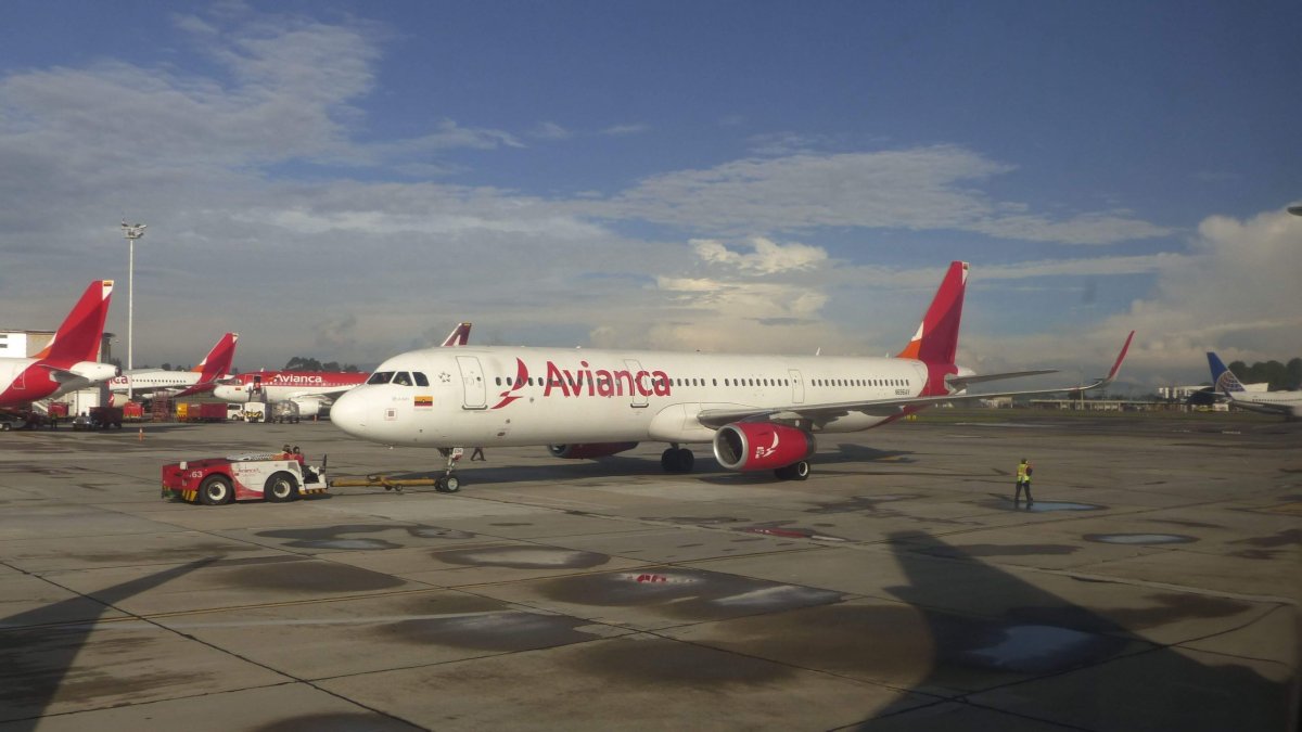 Avianca on board services food, wifi, IFE