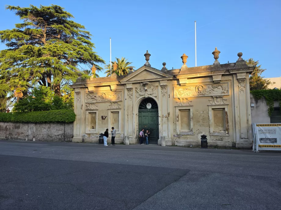 Aventine keyhole early in the morning