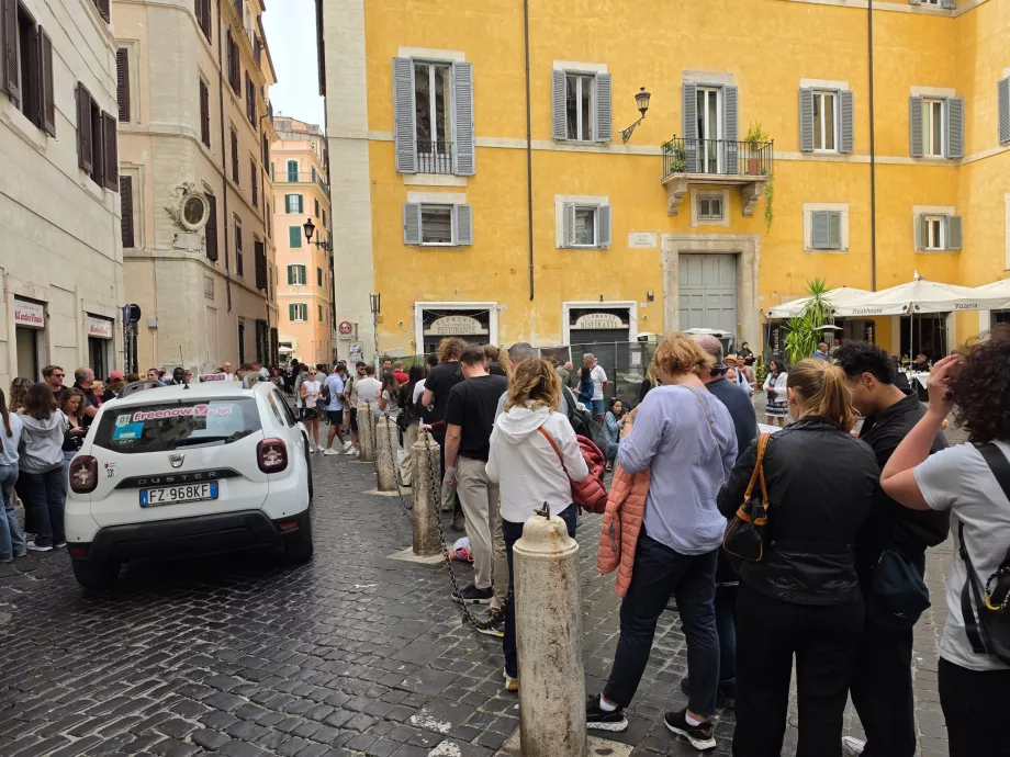 All'antico Vinaio, food queue