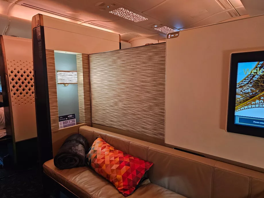 Partition between seats 3A and 4A