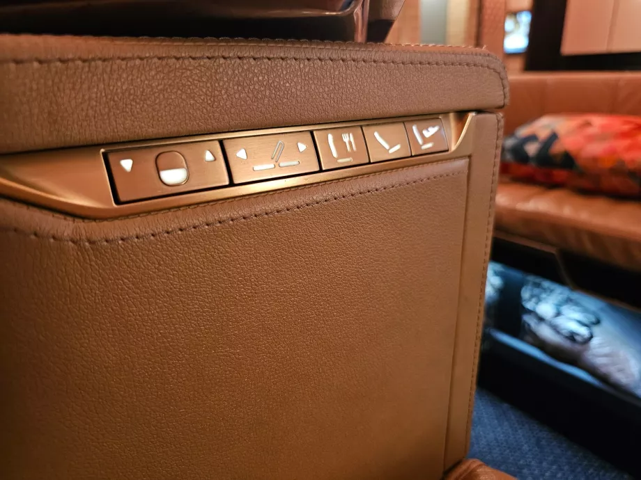 Manual seat adjustment