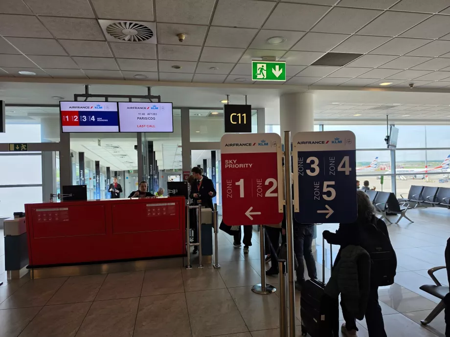 Boarding the aircraft strictly according to zones