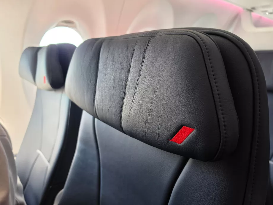 Seat details: mouldable headrest
