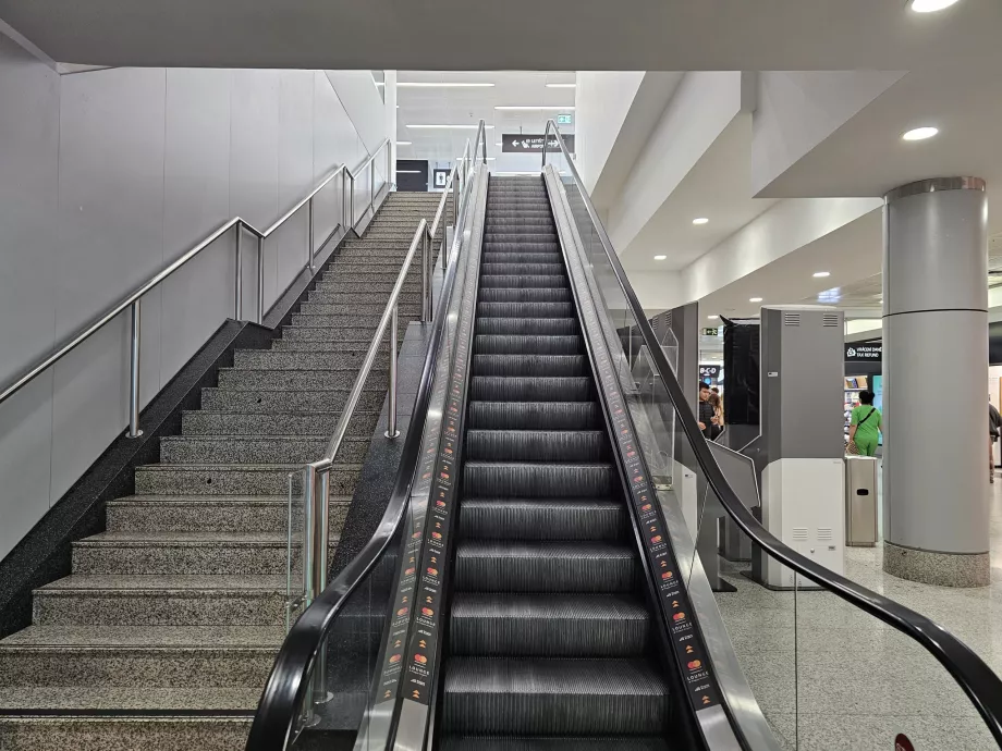 Escalator to the Food Court and Mastercard Lounge