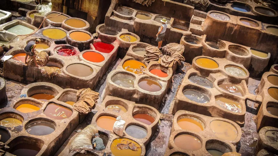 Fés and paints with tubs
